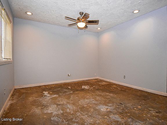 3rd image of 5611 Alicante Ln