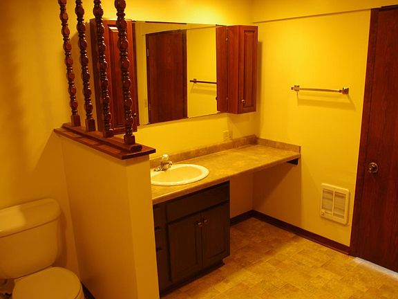 Bathroom w/ washer-dryer connections