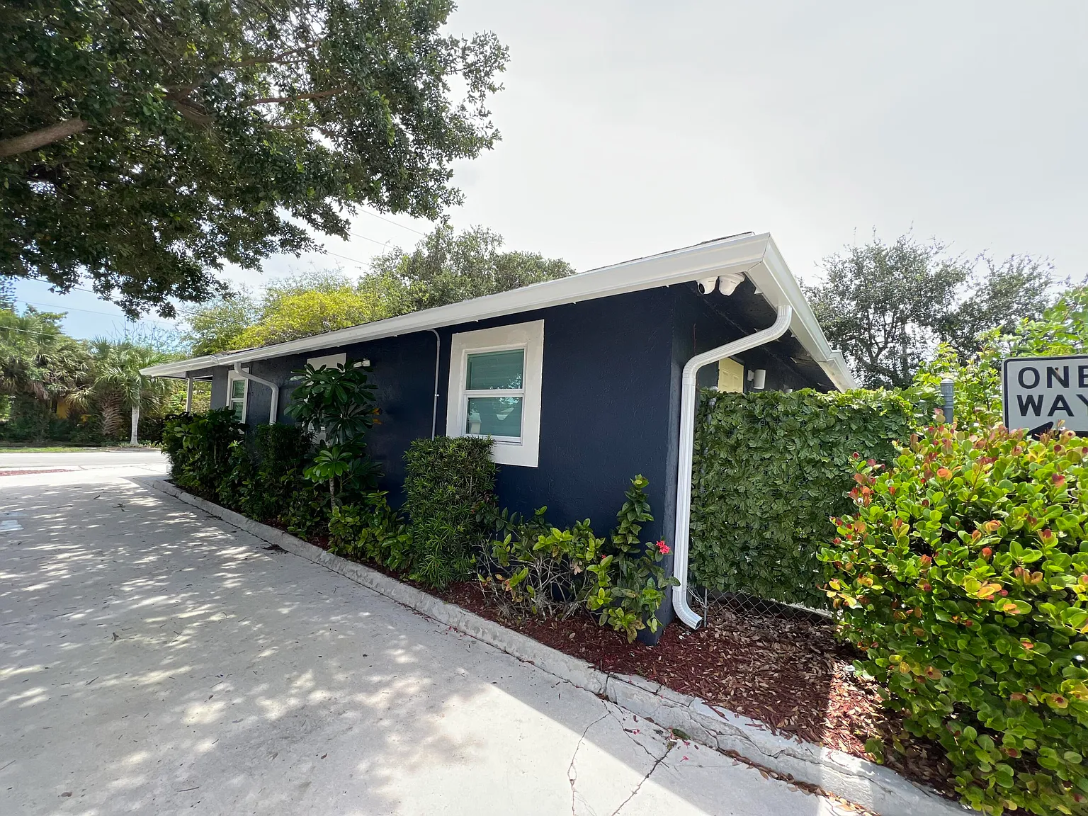 5 bed, 2.0 bath, 1562 sqft, $7,500 — Photo 2