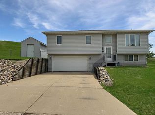 1312 7th St NE, Minot, ND 58703