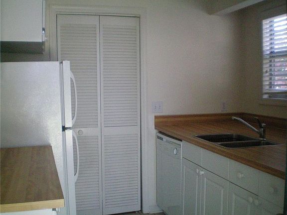 4th image of 603 W Island Square Dr