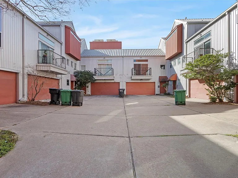 905 Saulnier St — Photo 17