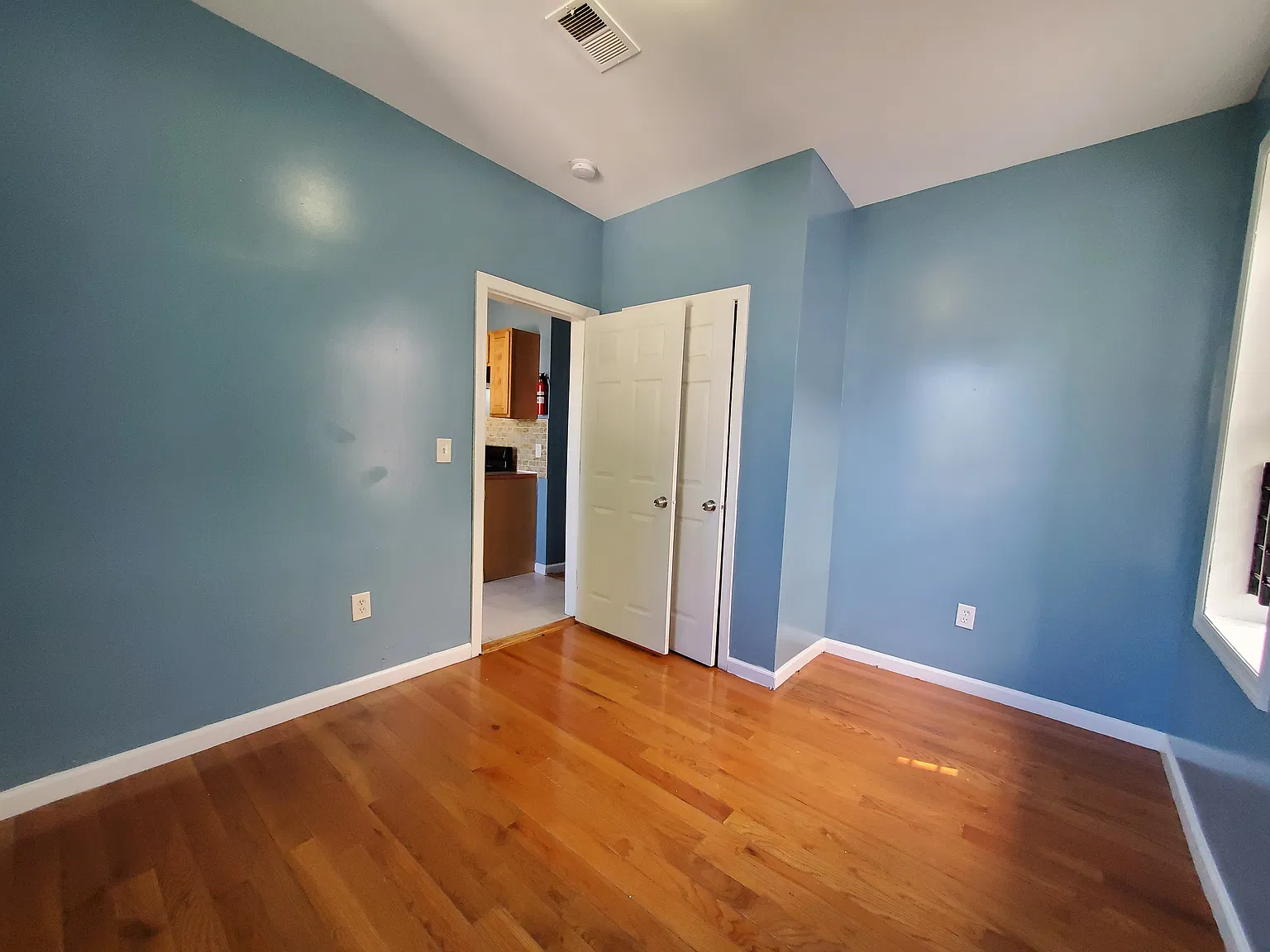 3 bed, 1000 sqft, $2,200 — Photo 2