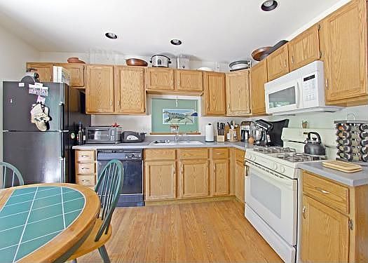 Spacious Eat/In Kitchen