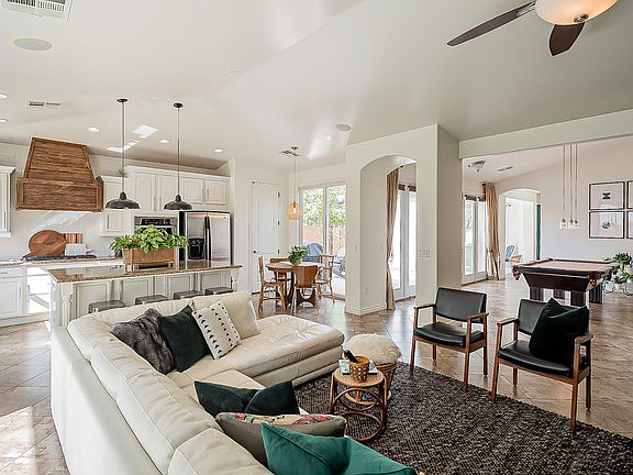 5th image of 2209 E Wisteria Dr