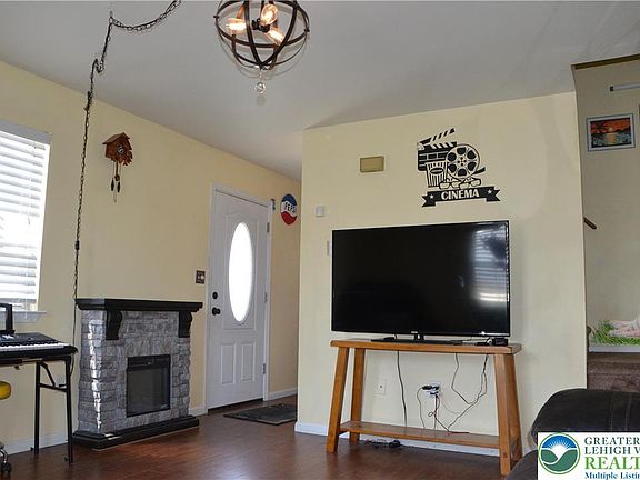 5th image of 847 N Van Buren St