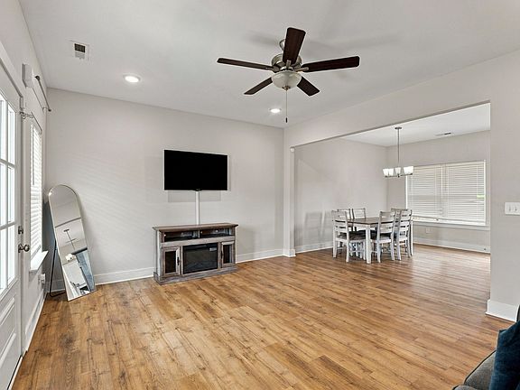 3rd image of 934 Kalu Dr