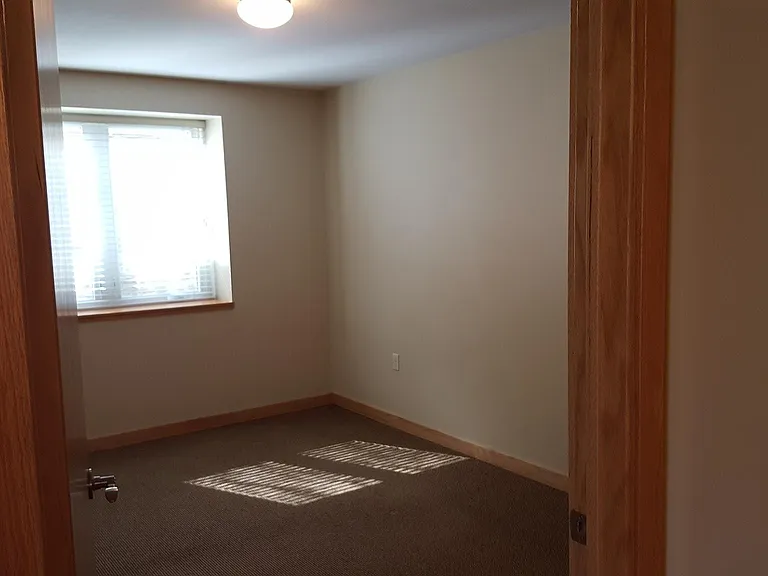 Bedroom 2 (has carpet)