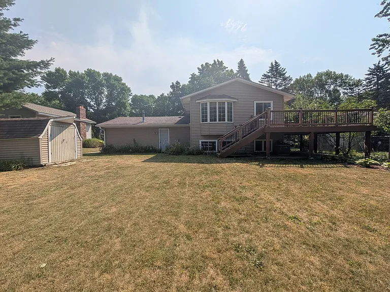 10207 Pilgrim Ln N — Photo 3