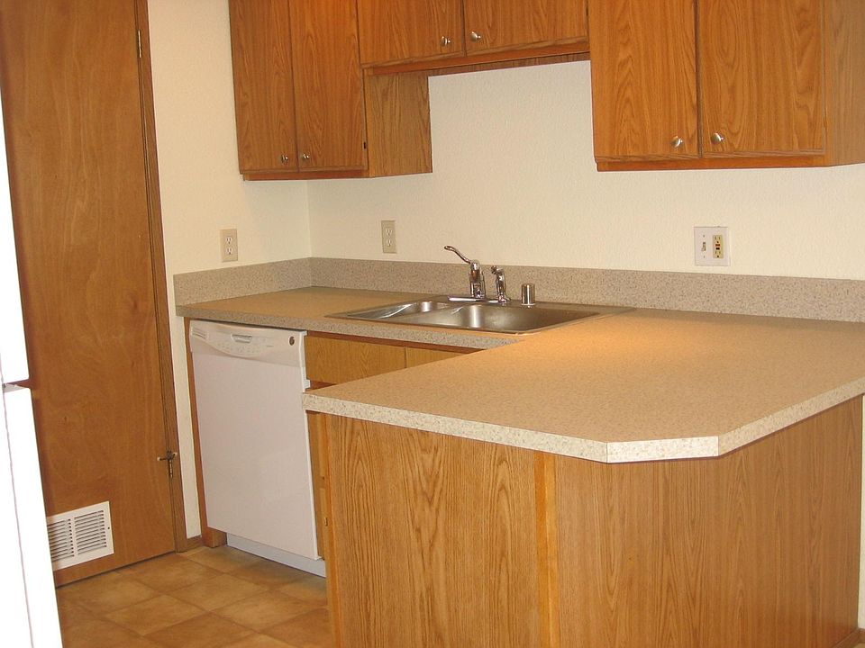 2nd image of 1020 B St SE #B