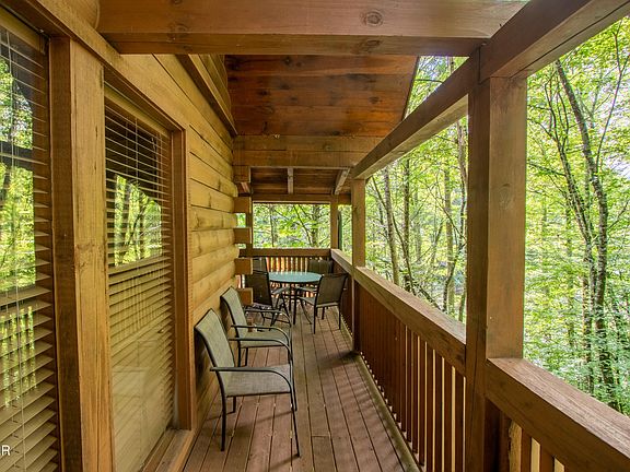 3rd image of 905 Valley Dr