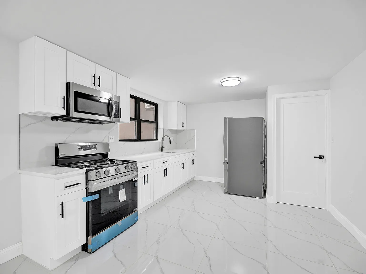 3 bed, 900 sqft, $3,000 — Photo 2