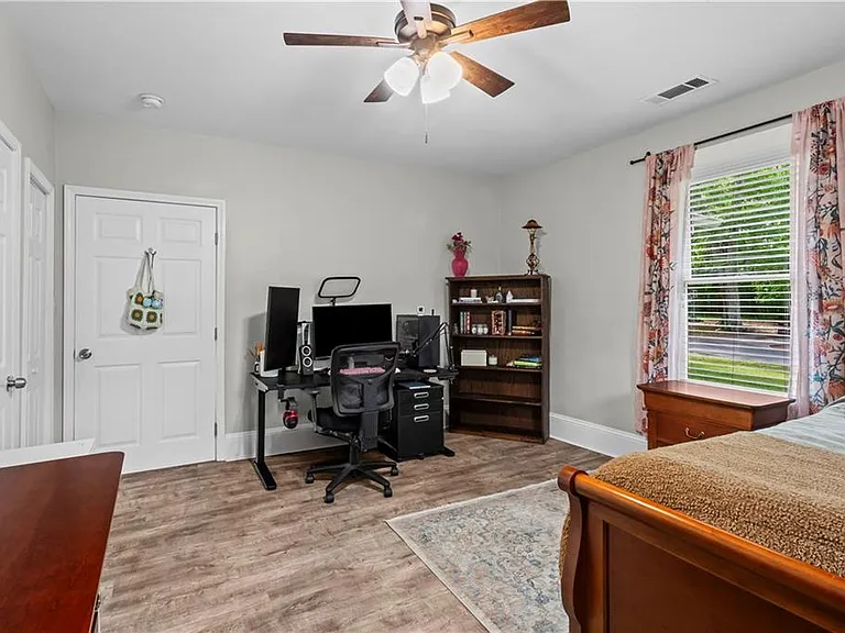 285 Henry St SE — Photo 17