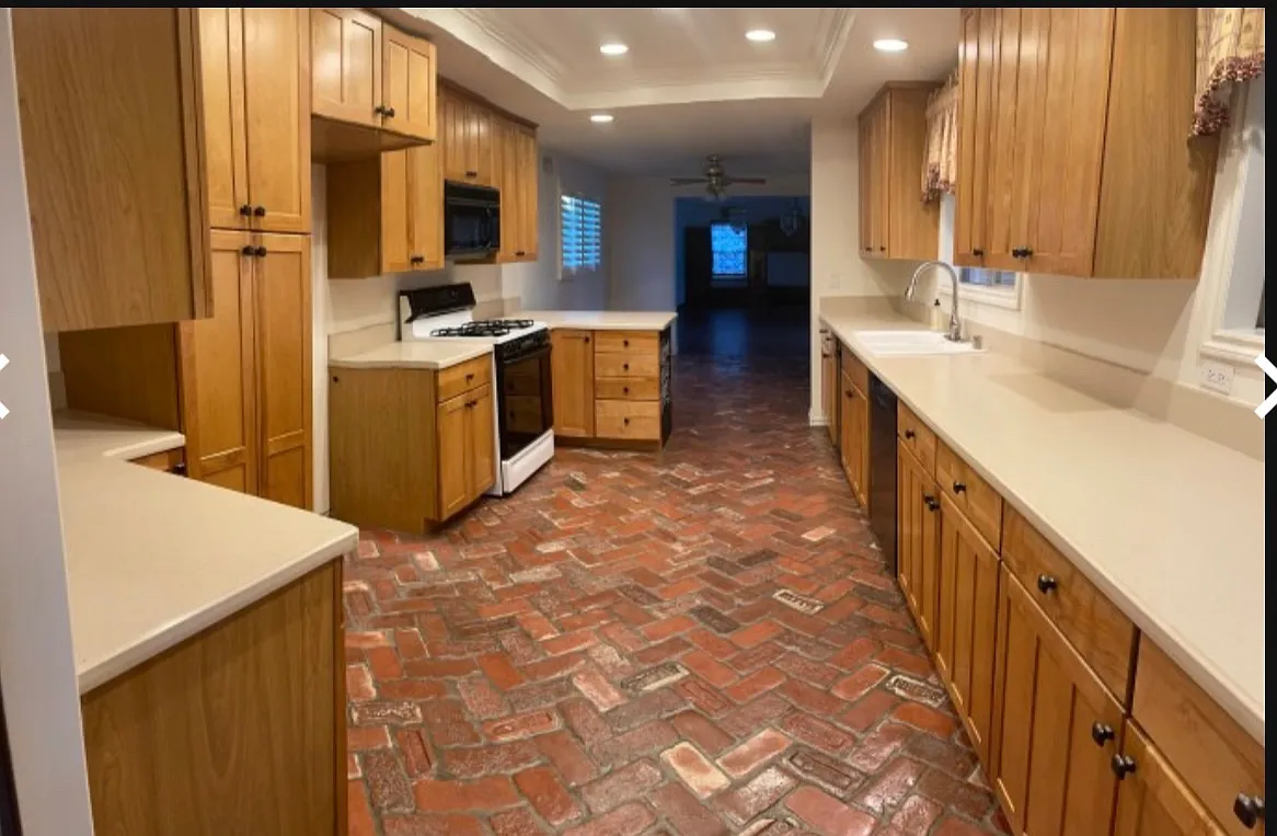 1037 E Fairway Dr — Photo 3