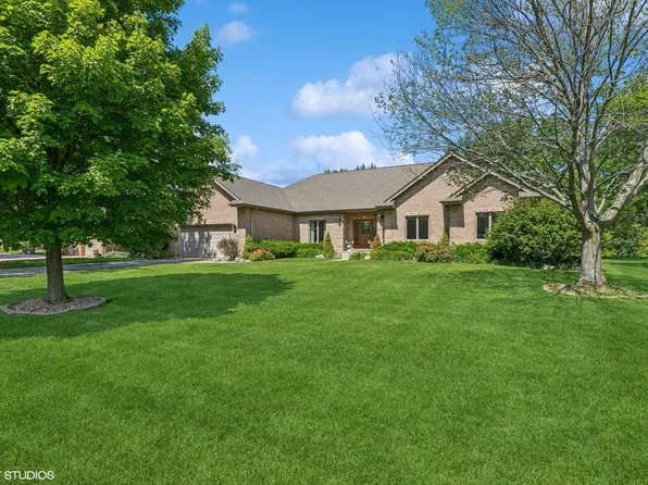 924 Royal Dublin Ln, Dyer, IN 46311