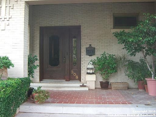 3rd image of 306 W Mistletoe Ave