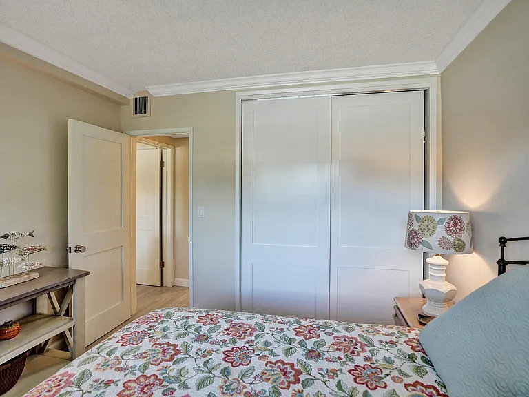 2866 NE 30th St #3 — Photo 32