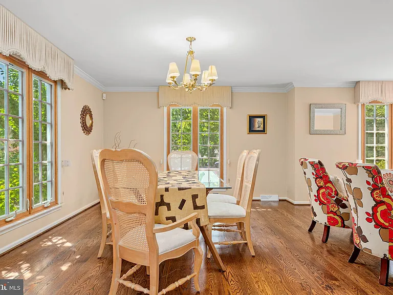 644 Robinson Ln — Photo 19