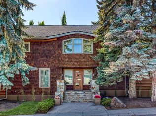 1403 E Beverley Pl SW, Calgary, AB T2V 2C7