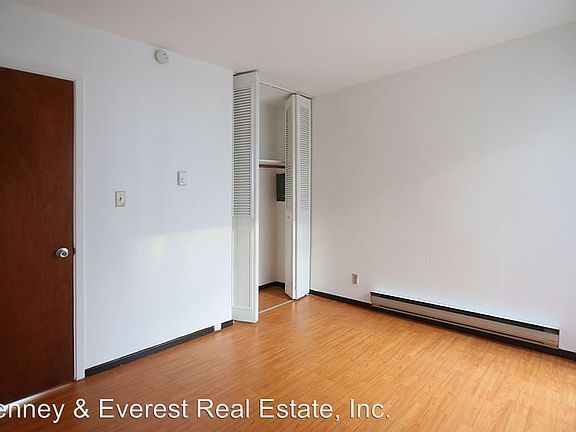 4th image of 226 10th Ave