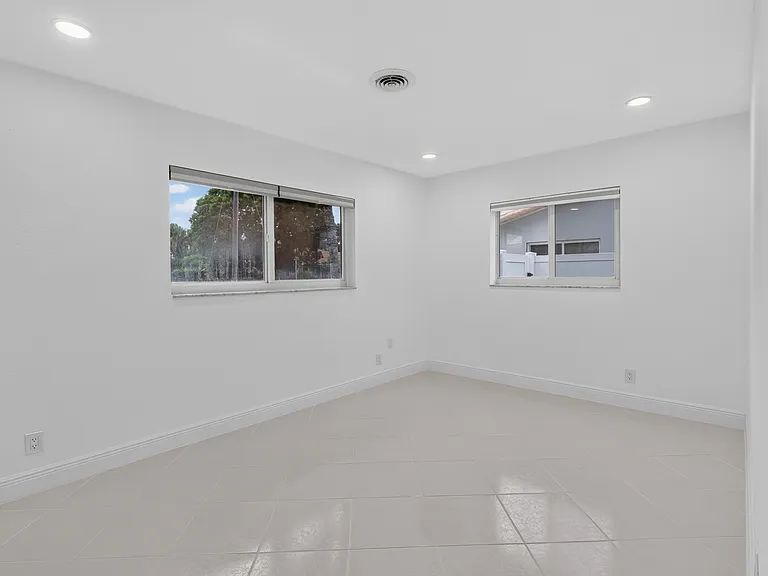 1200 SW 12th Ter — Photo 24