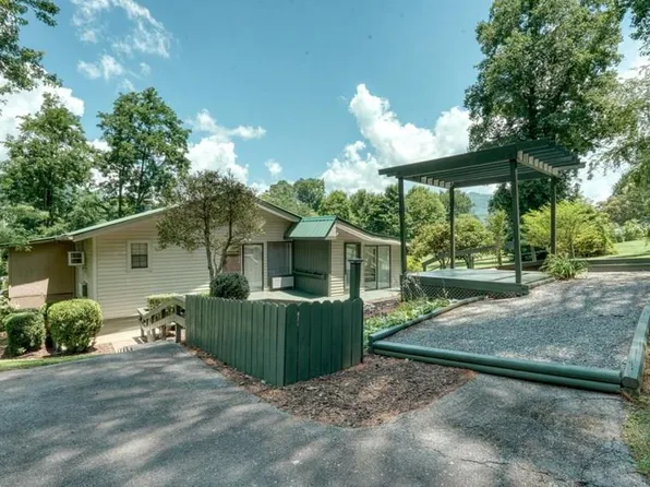 55 Chatuge Village Dr, Hayesville, NC 28904