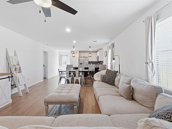 5th image of 126 Spring Rose Dr
