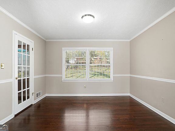 5th image of 340 Lisa Ct SW