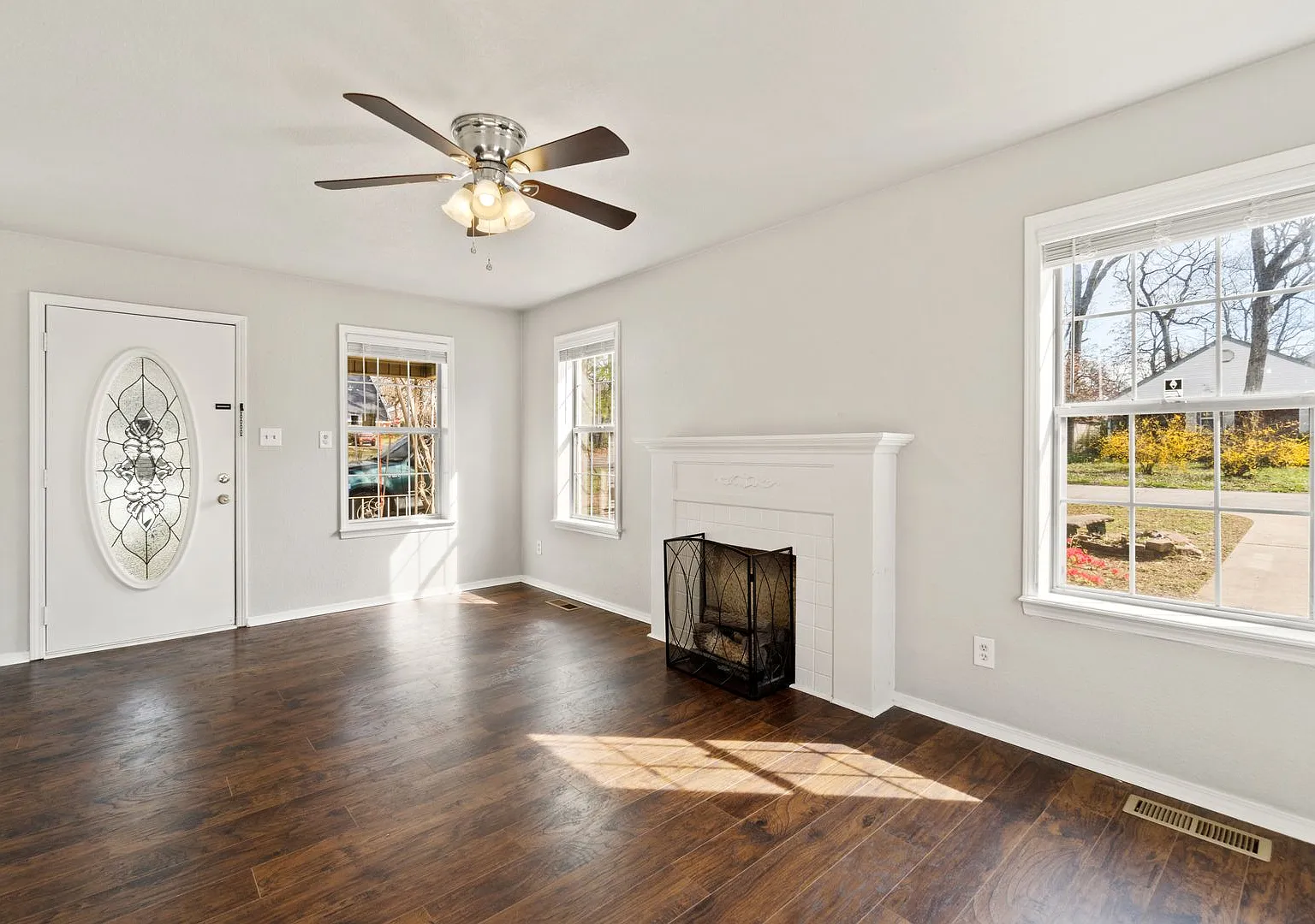 Gorgeous Remodeled Home - 2 Bed, 1 Bath, 1 Car Garage — Photo 3