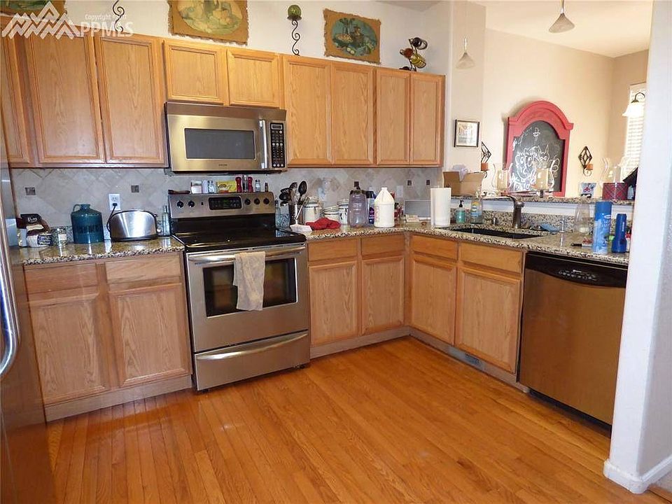 All SS Kitchen with Slab Granite Counters