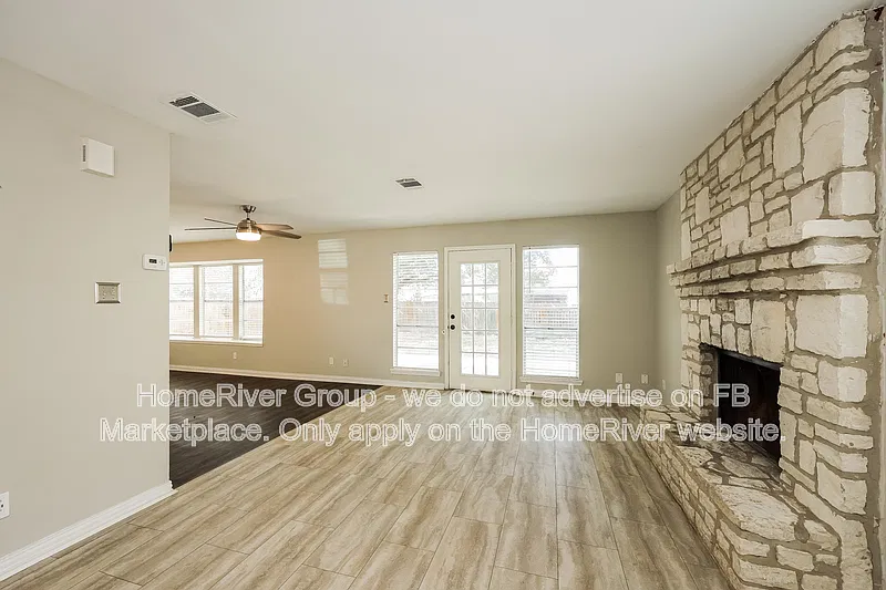 3 bed, 2.5 bath, 1428 sqft, $1,585 — Photo 2