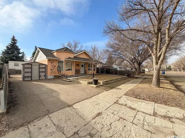 118 Cedar AVENUE N, Eastend, SK S0N 0T0