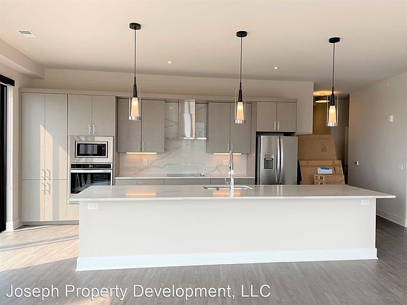 3rd image of 321 N Jefferson St #406