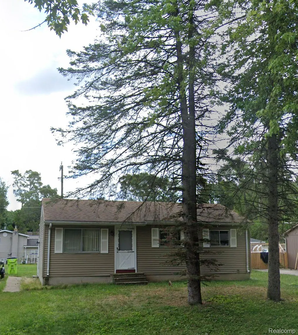 4914 Lake Grove Dr N photo 1
