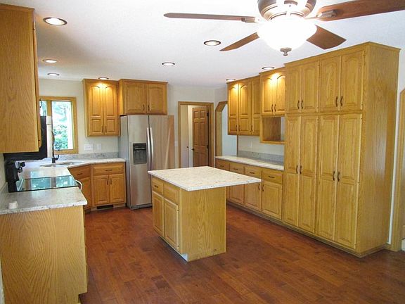 4th image of 8 Alice Ct