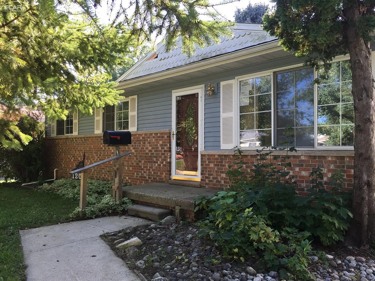 120 E John St photo 1