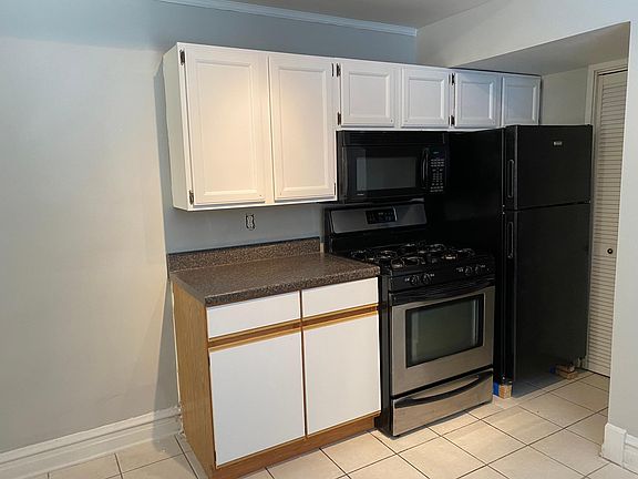 Kitchen stainless & black appliances