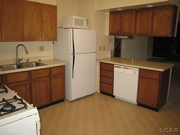 4th image of 1002 W Pottawatamie St