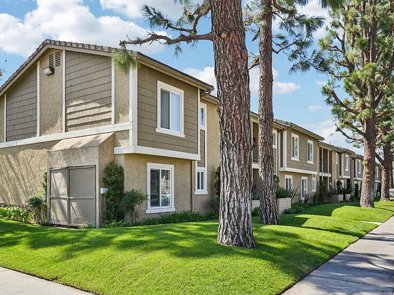 Charleston Square Gardens — Photo 19