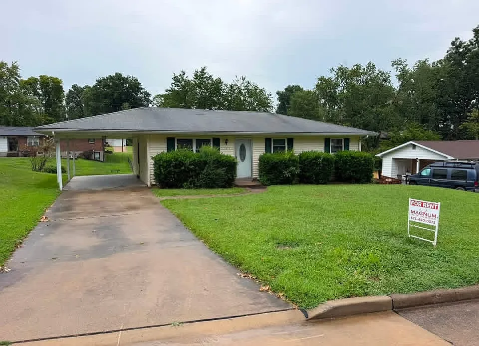 3 bed, 1560 sqft, $1,300 — Photo 1