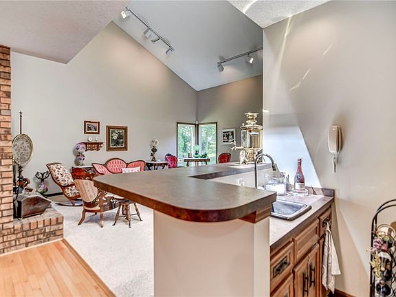 5th image of 3058 Blackstone Dr