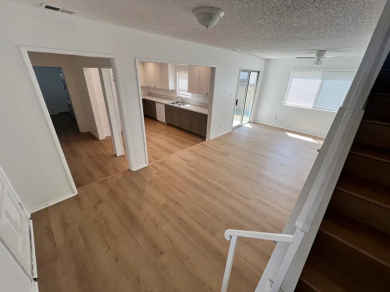 9532 1/2 Cedar St — Photo 3