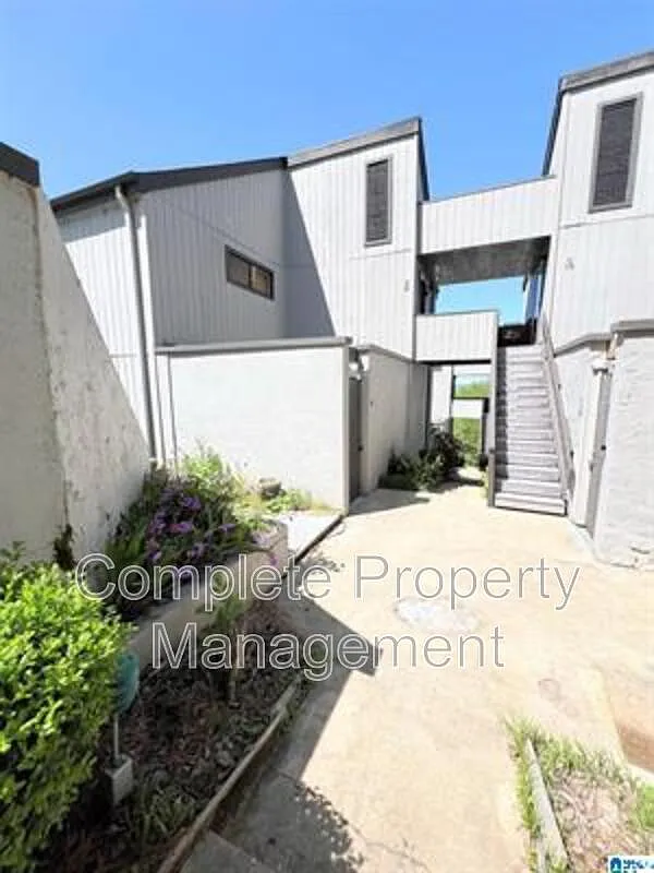 2 bed, 1.0 bath, $1,650 — Photo 1
