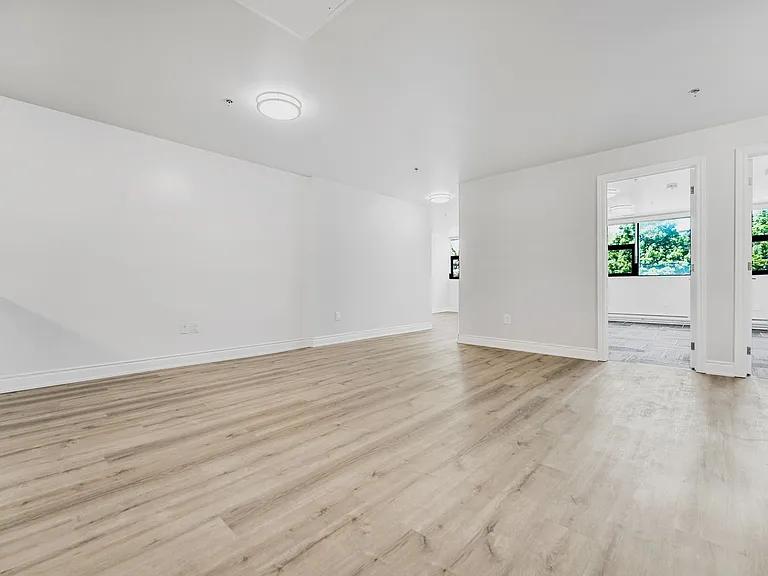 205 Oxford St E — Photo 15