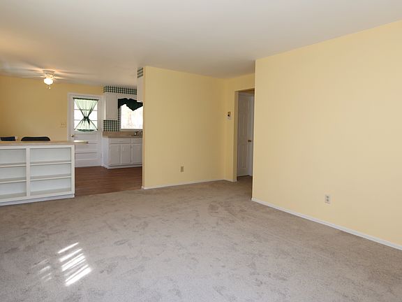 5th image of 14 Brook Dr