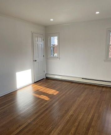 4th image of 1016 Oaks Dr