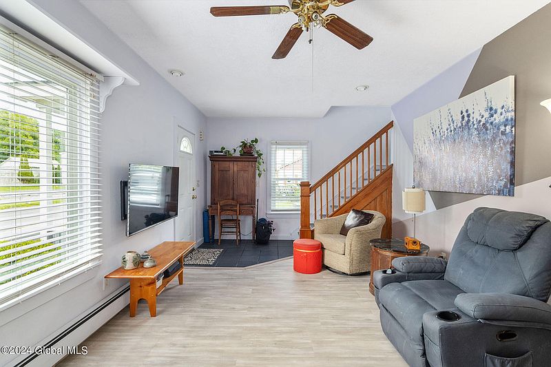 5th image of 162 MacArthur Av.