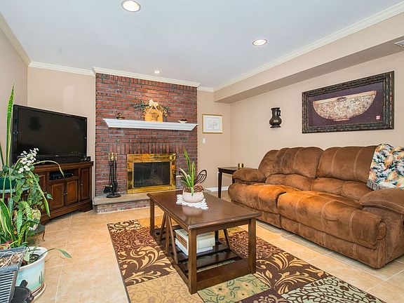 2nd image of 27 Buckingham Cir