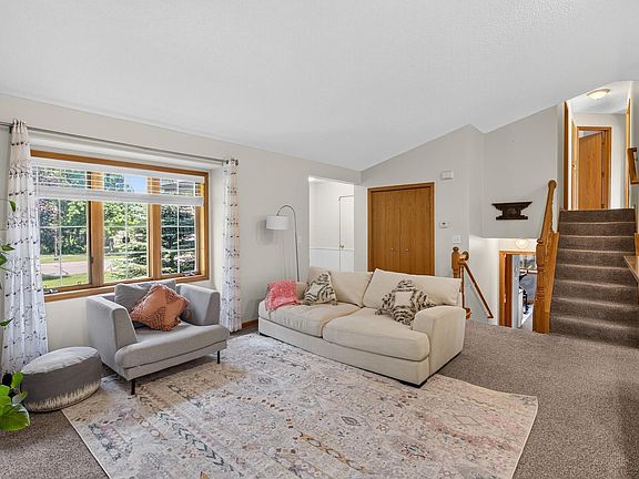 2nd image of 8725 Queens Gdns