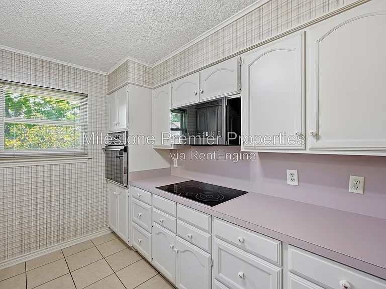 1908 Paula Dr — Photo 10